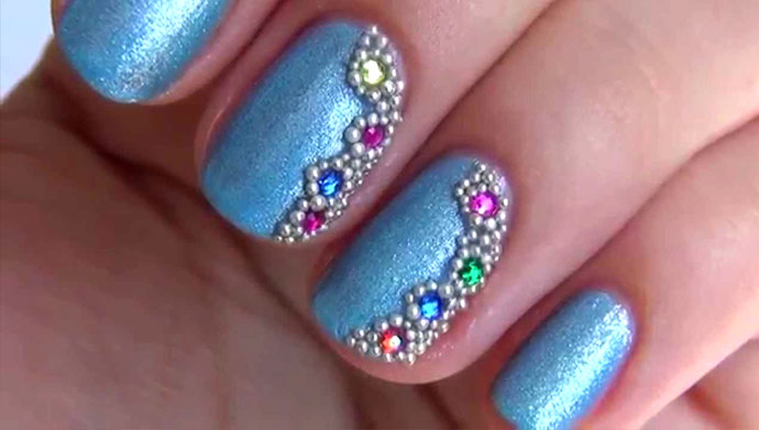 Крепить бульонки на ногти